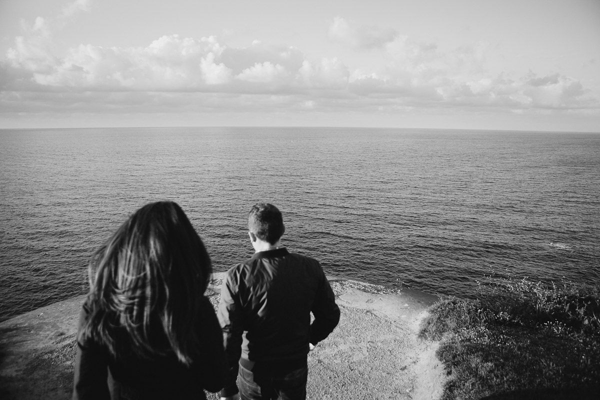 Novios caminando hacia el mar en su preboda en Gijón